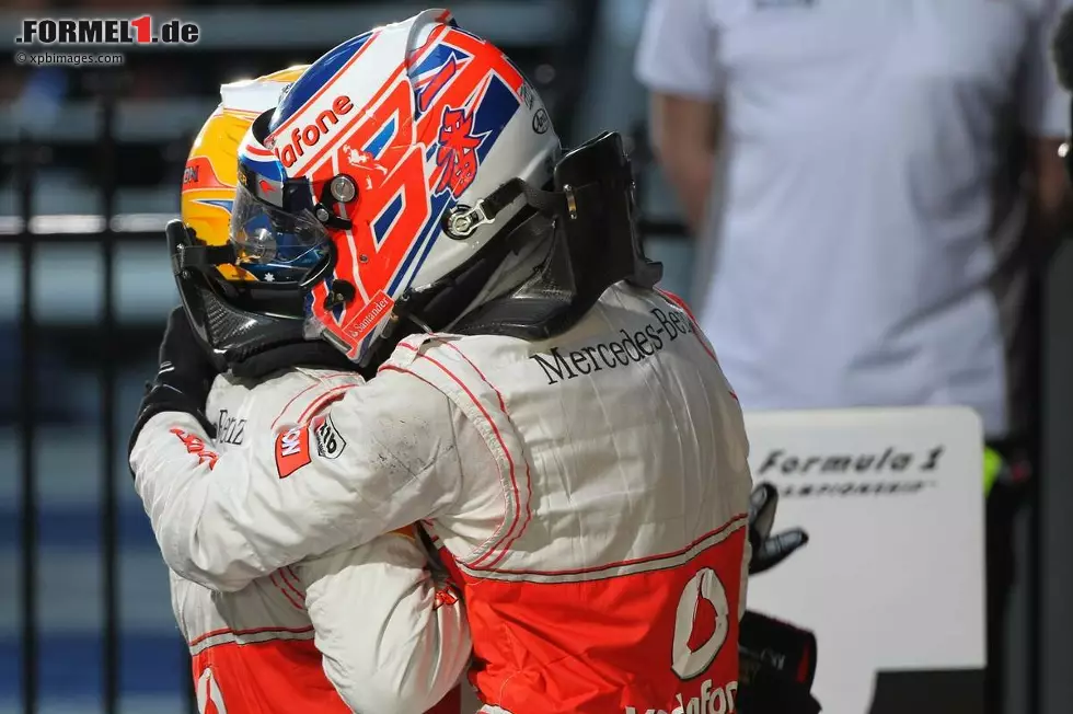 Foto zur News: L&#039;Equipe (Frankreich): "Perfekter Saisonstart für starken Jenson Button. Der Engländer gewann am Sonntag zum dritten Mal nach 2009 und 2010 in Australien. Das Rennen in Melbourne dominierte Button von Anfang bis Ende. Das Leistungsvermögen des McLaren gibt dem Weltmeister von 2009 eine gewisse Ruhe."