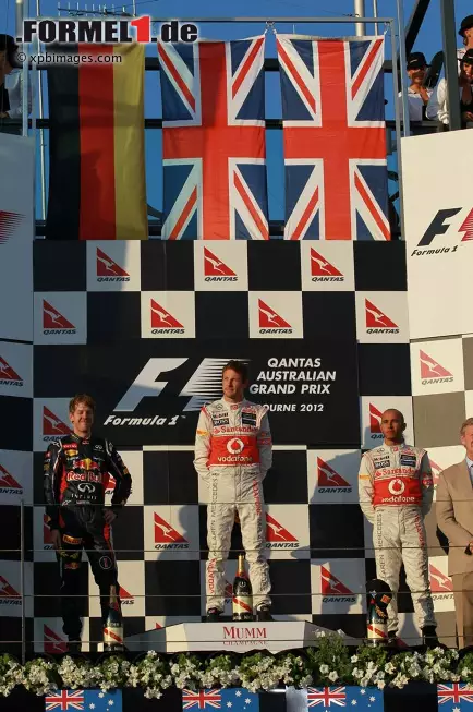 Blick (Schweiz): "Showtime der Superstars - einer vom Melbourne-Podest wird Weltmeister. Schon der gute Saisonstart hat es gezeigt: Red Bull und McLaren fahren weiter in einer anderen Liga. Hoppla, da müssten bei der Konkurrenz von Mercedes, Lotus und Ferrari bereits alle Warnlichter angehen. Bei Mercedes war 'Schumi' von Startplatz vier super unterwegs. Doch wenn das Getriebe schon nach zehn Runden verreckt, ist jede Kunst umsonst." Foto zur News: Blick (Schweiz): "Showtime der Superstars - einer vom Melbourne-Podest wird Weltmeister. Schon der gute Saisonstart hat es gezeigt: Red Bull und McLaren fahren weiter in einer anderen Liga. Hoppla, da müssten bei der Konkurrenz von Mercedes, Lotus und Ferrari bereits alle Warnlichter angehen. Bei Mercedes war 'Schumi' von Startplatz vier super unterwegs. Doch wenn das Getriebe schon nach zehn Runden verreckt, ist jede Kunst umsonst."