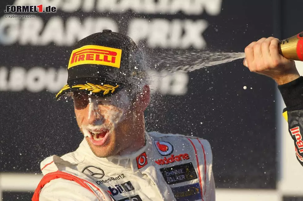Kurier (Österreich): "Formel 1: Erste Bilanz nach dem ersten Rennen. Jenson Button wird Weltmeister 2012. Zumindest wenn es nach der Statistik geht. Denn in den vergangenen 22 Jahren holte der Auftaktsieger in 17 Fällen auch den WM-Titel. Vor 114.900 Zuschauern im Albert Park von Melbourne fuhr der von Platz zwei gestartete Engländer ein souveränes Rennen und gewann vor Weltmeister Sebastian Vettel und seinem McLaren-Teamkollegen Lewis Hamilton." Foto zur News: Kurier (Österreich): "Formel 1: Erste Bilanz nach dem ersten Rennen. Jenson Button wird Weltmeister 2012. Zumindest wenn es nach der Statistik geht. Denn in den vergangenen 22 Jahren holte der Auftaktsieger in 17 Fällen auch den WM-Titel. Vor 114.900 Zuschauern im Albert Park von Melbourne fuhr der von Platz zwei gestartete Engländer ein souveränes Rennen und gewann vor Weltmeister Sebastian Vettel und seinem McLaren-Teamkollegen Lewis Hamilton."