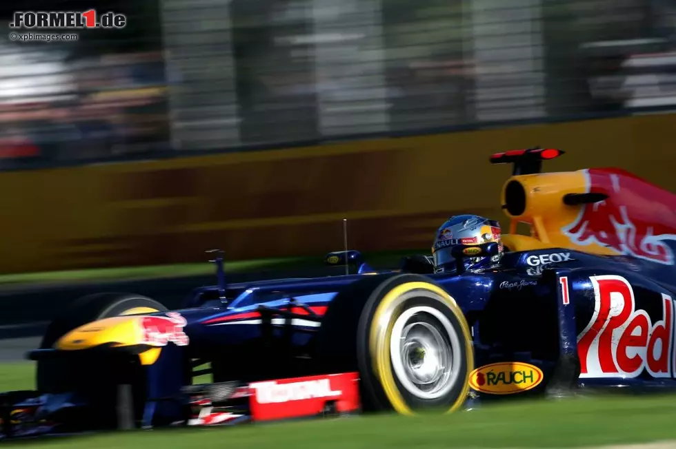 Neue Zürcher Zeitung (Schweiz): "Veränderte Hackordnung in der Formel 1. Das Feld ist näher zusammengerückt, sieben Teams haben sich im ersten Grand Prix in den Punkterängen platziert. Es kommt nicht ganz unerwartet, dass sich die Machtverhältnisse in der Formel 1 zu verschieben beginnen. Jedenfalls nicht für den Titelverteidiger Sebastian Vettel. Sonst könnte der siegverwöhnte deutsche Rennfahrer kaum so befreit über einen zweiten Platz beim Großen Preis von Australien lachen. Seinem mit einer komplett veränderten Aerodynamik ausgestatteten Red Bull fehlen reichlich Testkilometer gegenüber dem Chrompfeil von McLaren." Foto zur News: Neue Zürcher Zeitung (Schweiz): "Veränderte Hackordnung in der Formel 1. Das Feld ist näher zusammengerückt, sieben Teams haben sich im ersten Grand Prix in den Punkterängen platziert. Es kommt nicht ganz unerwartet, dass sich die Machtverhältnisse in der Formel 1 zu verschieben beginnen. Jedenfalls nicht für den Titelverteidiger Sebastian Vettel. Sonst könnte der siegverwöhnte deutsche Rennfahrer kaum so befreit über einen zweiten Platz beim Großen Preis von Australien lachen. Seinem mit einer komplett veränderten Aerodynamik ausgestatteten Red Bull fehlen reichlich Testkilometer gegenüber dem Chrompfeil von McLaren."