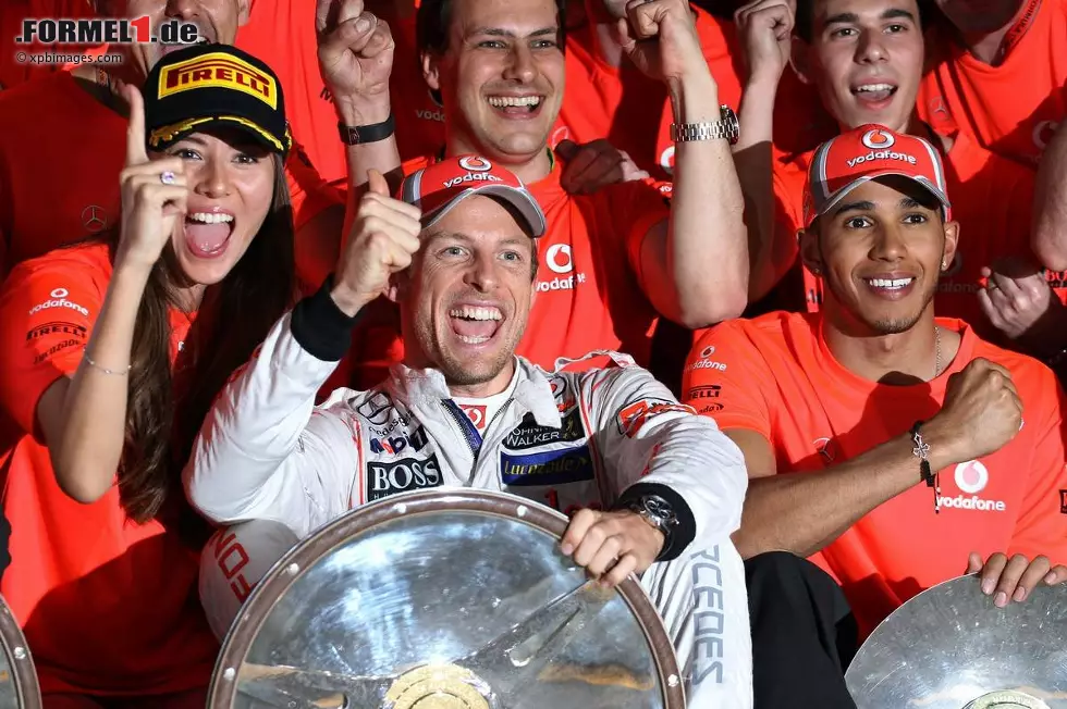 Foto zur News: Der Standard (Österreich): "McLaren und Red Bull beherrschten Melbourne - Button fuhr den 13. Sieg seiner Karriere ein, Weltmeister Vettel wurde nach Aufholjagd vor Hamilton Zweiter. Auftaktsieger Button hofft auf Gesetz der Serie. Fünf der vergangenen sechs Sieger von Eröffnungsrennen durften sich am Ende des Jahres auch Weltmeister nennen. Vor drei Jahren eröffnete Button mit seinem ersten Platz in Australien ebenfalls die Saison - am Ende des Jahres war er Weltmeister."