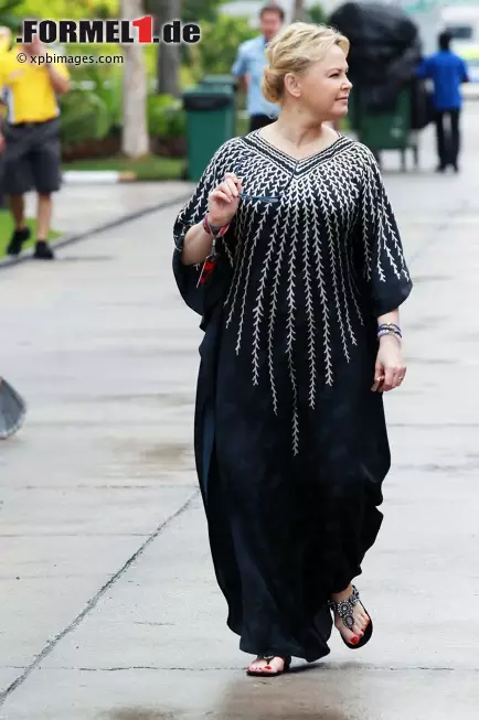 Foto zur News: Gewagtes Outfit: Petrow-Managerin Oksana Kossatschenko versucht, sich den nationalen Gepflogenheiten anzupassen.