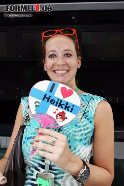 Foto zur News: "I love Heikki": Catherine Hyde ist die Freundin von Caterham-Pilot Heikki Kovalainen. Ihre Message hätten wir ihr auch ohne den Fächer abgenommen.