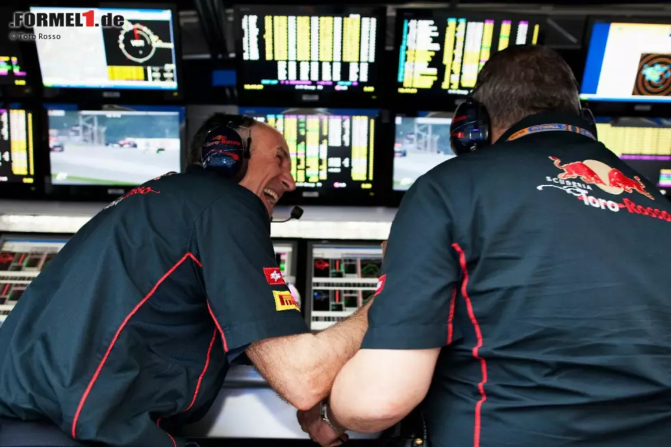 Foto zur News: Franz Tost und Giorgio Ascanelli jubeln am Toro-Rosso-Kommandostand: Jean-Eric Vergne pokert mit den Reifen goldrichtig und wird nach starker Leistung mit seinen ersten WM-Punkten belohnt.