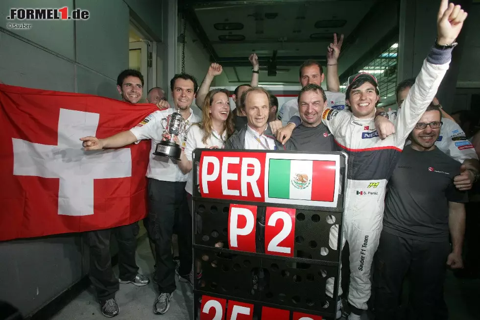 Foto zur News: Doch am größten ist der Jubel bei Sauber: Sergio "Checo" Perez gewinnt beinahe und beschert den Schweizern nach sechs dritten Plätzen, zuletzt in den USA 2003 durch Heinz-Harald Frentzen, ihren ersten zweiten Rang - BMW-Ära mit dem Doppelsieg in Kanada einmal ausgeklammert.