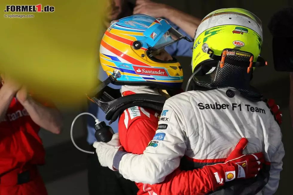 Foto zur News: Neue Zürcher Zeitung (Schweiz): &quot;Die äußeren Bedingungen in Sepang machten alle Prognosen und Einschätzungen zur Makulatur. Weder die Fahrer von McLaren noch jene von Mercedes oder Lotus schrieben die Geschichte des Rennens. Das Interesse zogen allein Alonso und Perez auf sich. Entschieden wurde das Duell durch den einzigen Fahrfehler, der dem Mexikaner unterlief. Ohne diesen Zwischenfall hätte der Sieger wohl Sergio Perez geheißen.&quot;