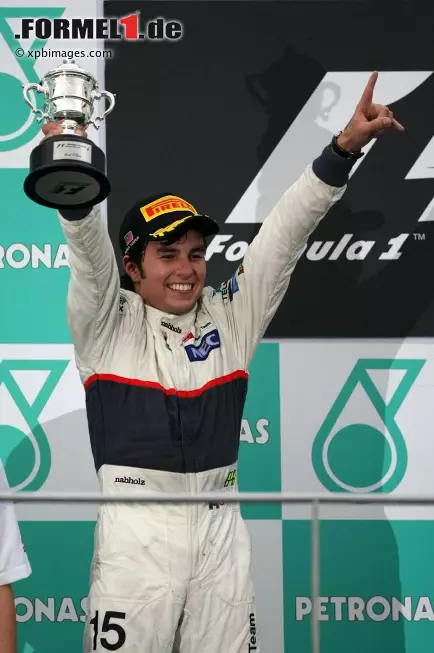 Tagesanzeiger (Schweiz): "Ist Perez schon zu gut für Sauber? Mit dem zweiten Rang beim Grand Prix von Malaysia steigt Sergio Perez endgültig zum begehrtesten Nachwuchspiloten der Formel 1 auf. Das bedroht den Frieden zwischen Sauber und Motorenlieferant Ferrari. Natürlich würde ein vorzeitiger Perez-Wechsel zu Ferrari einen ordentlichen Batzen in die Kasse des Sauber-Teams spülen, das bekanntlich im Vergleich zur Konkurrenz nicht auf Rosen gebettet ist. Bleibt der Mexikaner an Bord, wird der Hinwiler Rennstall aber für Sponsoren immer interessanter. Lediglich ein Nebengeräusch blieb das doch recht absurde Gerücht, Perez habe ganz zum Schluss auf Geheiß von Ferrari nicht mehr alles riskiert." Foto zur News: Tagesanzeiger (Schweiz): "Ist Perez schon zu gut für Sauber? Mit dem zweiten Rang beim Grand Prix von Malaysia steigt Sergio Perez endgültig zum begehrtesten Nachwuchspiloten der Formel 1 auf. Das bedroht den Frieden zwischen Sauber und Motorenlieferant Ferrari. Natürlich würde ein vorzeitiger Perez-Wechsel zu Ferrari einen ordentlichen Batzen in die Kasse des Sauber-Teams spülen, das bekanntlich im Vergleich zur Konkurrenz nicht auf Rosen gebettet ist. Bleibt der Mexikaner an Bord, wird der Hinwiler Rennstall aber für Sponsoren immer interessanter. Lediglich ein Nebengeräusch blieb das doch recht absurde Gerücht, Perez habe ganz zum Schluss auf Geheiß von Ferrari nicht mehr alles riskiert."