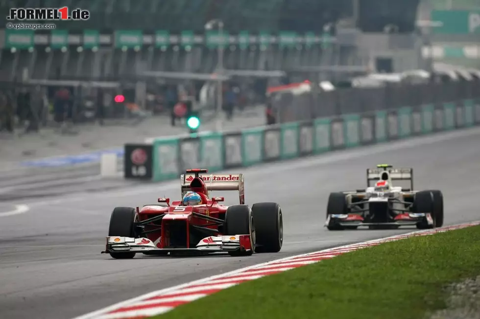 The Star (Malaysia): "Der Held von Sepang. Wunderbarer Alonso. Ferraris Fernando Alonso holt vom achten Startplatz einen wunderbaren Sieg im vom Regen beeinträchtigten Malaysia-Grand-Prix. Sintflutartiger Regen hatte eine 51-minütigen Unterbrechung erzwungen, doch Alonso übernahm nach dem Neustart das Kommando, um seinen 28. Karriere-Sieg aus einem Auto herauszuholen, das im Qualifying zu langsam war und abgehängt wurde. Hattrick für Alonso. Er hielt in dramatischer Art Sergio Perez im Sauber hinter sich, um seinen dritten Sieg beim Malaysia-Grand-Prix zu feiern - und Michael Schumachers Rekord einzustellen." Foto zur News: The Star (Malaysia): "Der Held von Sepang. Wunderbarer Alonso. Ferraris Fernando Alonso holt vom achten Startplatz einen wunderbaren Sieg im vom Regen beeinträchtigten Malaysia-Grand-Prix. Sintflutartiger Regen hatte eine 51-minütigen Unterbrechung erzwungen, doch Alonso übernahm nach dem Neustart das Kommando, um seinen 28. Karriere-Sieg aus einem Auto herauszuholen, das im Qualifying zu langsam war und abgehängt wurde. Hattrick für Alonso. Er hielt in dramatischer Art Sergio Perez im Sauber hinter sich, um seinen dritten Sieg beim Malaysia-Grand-Prix zu feiern - und Michael Schumachers Rekord einzustellen."
