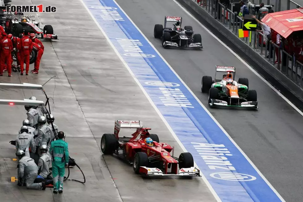 New Straits Times (Malaysia): "Alonso regiert. An einem stürmischen Nachmittag haben Fernando Alonso und sein feuriger Ferrari für das Donnerwetter beim Malaysia-Grand-Prix gesorgt. Ferrari war nach einem schlechten Start in die Saison eine Krise nachgesagt worden, aber Alonsos unerwarteter Triumph mit einer zauberhaften Demonstration von Regen-Fahrkunst brachte den Italienern viel Jubel." Foto zur News: New Straits Times (Malaysia): "Alonso regiert. An einem stürmischen Nachmittag haben Fernando Alonso und sein feuriger Ferrari für das Donnerwetter beim Malaysia-Grand-Prix gesorgt. Ferrari war nach einem schlechten Start in die Saison eine Krise nachgesagt worden, aber Alonsos unerwarteter Triumph mit einer zauberhaften Demonstration von Regen-Fahrkunst brachte den Italienern viel Jubel."