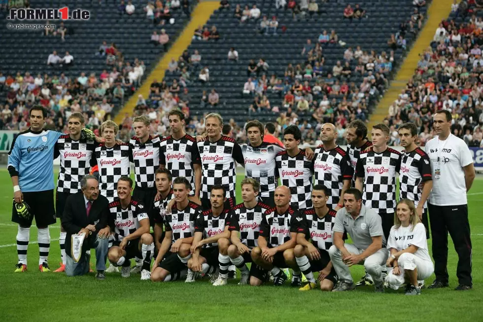 Kicken für den guten Zweck: Am Mittwoch vor Hockenheim treffen die Nazionale Piloti rund um Michael Schumacher und Sebastian Vettel traditionell auf eine Promi-Auswahl. Vor 8.000 Zuschauern besiegten die Rennfahrer in Frankfurt die VIPs, angeführt von Weltfußballerin Birgit Prinz, mit 4:2. Für die Nazionale Piloti trafen Witali Petrow, Maro Engel, Antonio Felix da Costa und Michael Schumacher. Foto zur News: Kicken für den guten Zweck: Am Mittwoch vor Hockenheim treffen die Nazionale Piloti rund um Michael Schumacher und Sebastian Vettel traditionell auf eine Promi-Auswahl. Vor 8.000 Zuschauern besiegten die Rennfahrer in Frankfurt die VIPs, angeführt von Weltfußballerin Birgit Prinz, mit 4:2. Für die Nazionale Piloti trafen Witali Petrow, Maro Engel, Antonio Felix da Costa und Michael Schumacher.