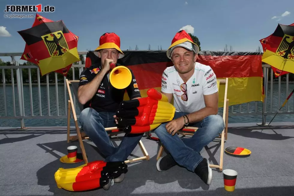 Sebastian Vettel und Nico Rosberg sind bekennende Fußballfans, aber die Europameisterschaft ist längst vorüber. Diesmal stimmten sie sich in Schwarz-Rot-Gold auf ihren Heim-Grand-Prix ein, den beide noch nie gewonnen haben. Foto zur News: Sebastian Vettel und Nico Rosberg sind bekennende Fußballfans, aber die Europameisterschaft ist längst vorüber. Diesmal stimmten sie sich in Schwarz-Rot-Gold auf ihren Heim-Grand-Prix ein, den beide noch nie gewonnen haben.