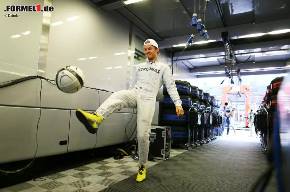 Foto zur News: Nico kann&#039;s nicht lassen: Der Mercedes-Pilot kickt auch in der Box.