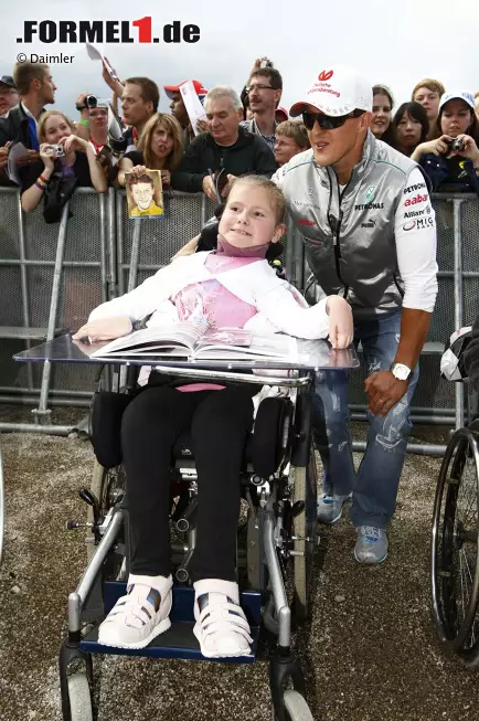 Ein Herz für Kinder: Michael Schumacher beschert diesem Fan im Vorfeld des Rennwochenendes eine unvergessliche Begegnung. Foto zur News: Ein Herz für Kinder: Michael Schumacher beschert diesem Fan im Vorfeld des Rennwochenendes eine unvergessliche Begegnung.