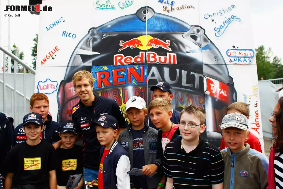 Und auch Sebastian Vettel beweist, dass er ein Herz für Kinder hat, auch wenn er privat wohl noch nicht daran denkt, mit seiner Freundin Hanna Sprater eine Familie zu gründen. Foto zur News: Und auch Sebastian Vettel beweist, dass er ein Herz für Kinder hat, auch wenn er privat wohl noch nicht daran denkt, mit seiner Freundin Hanna Sprater eine Familie zu gründen.