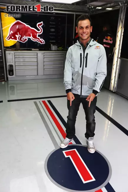 Sandro Cortese hat seinen Heim-Grand-Prix hingegen schon gewonnen: Der Moto3-Star triumphierte dieses Jahr auf dem Sachsenring. Die Eins des Weltmeisters fehlt ihm hingegen noch. Foto zur News: Sandro Cortese hat seinen Heim-Grand-Prix hingegen schon gewonnen: Der Moto3-Star triumphierte dieses Jahr auf dem Sachsenring. Die Eins des Weltmeisters fehlt ihm hingegen noch.
