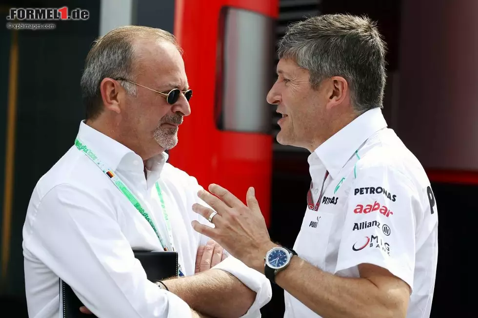 Hier möchte man gern Mäuschen sein: Hamilton-Manager Didier Coton im Gespräch mit Mercedes-Geschäftsführer Nick Fry. Lewis Hamilton wird nachgesagt, dass Mercedes unter Umständen seine Alternative zu McLaren sein könnte. Foto zur News: Hier möchte man gern Mäuschen sein: Hamilton-Manager Didier Coton im Gespräch mit Mercedes-Geschäftsführer Nick Fry. Lewis Hamilton wird nachgesagt, dass Mercedes unter Umständen seine Alternative zu McLaren sein könnte.