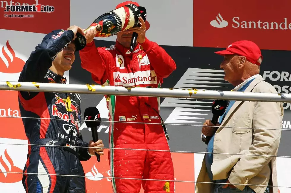 Niki Laudas neuer Job: Interviewer auf dem Podium. In Silverstone erledigte das Jackie Stewart. Aber Sebastian Vettel und Sieger Fernando Alonso hatten Besseres zu tun. Foto zur News: Niki Laudas neuer Job: Interviewer auf dem Podium. In Silverstone erledigte das Jackie Stewart. Aber Sebastian Vettel und Sieger Fernando Alonso hatten Besseres zu tun.