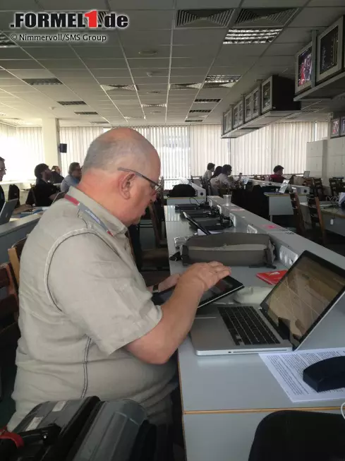 Für Sie am Puls der Formel 1: Unser Paddock-Reporter Dieter Rencken im Einsatz im schon etwas in die Jahre gekommenen Medienzentrum am Hungaroring. Foto zur News: Für Sie am Puls der Formel 1: Unser Paddock-Reporter Dieter Rencken im Einsatz im schon etwas in die Jahre gekommenen Medienzentrum am Hungaroring.
