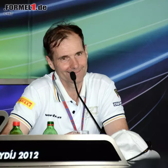 Der Preis für den besten Spruch des Wochenendes geht an Luis Perez-Sala. Auf die Frage des Journalisten Joe Saward, ob es schwierig sei, als Teamchef übergestellte Eigentümer hinter sich zu wissen, antwortet der Spanier nur: "Für mich ist das ganz einfach: Ich bitte um etwas und bekomme es nicht!" Denn HRT ist das kleinste und mit geschätzten 25 Millionen Euro Jahresbudget auch ärmste Team der Formel 1. Foto zur News: Der Preis für den besten Spruch des Wochenendes geht an Luis Perez-Sala. Auf die Frage des Journalisten Joe Saward, ob es schwierig sei, als Teamchef übergestellte Eigentümer hinter sich zu wissen, antwortet der Spanier nur: "Für mich ist das ganz einfach: Ich bitte um etwas und bekomme es nicht!" Denn HRT ist das kleinste und mit geschätzten 25 Millionen Euro Jahresbudget auch ärmste Team der Formel 1.