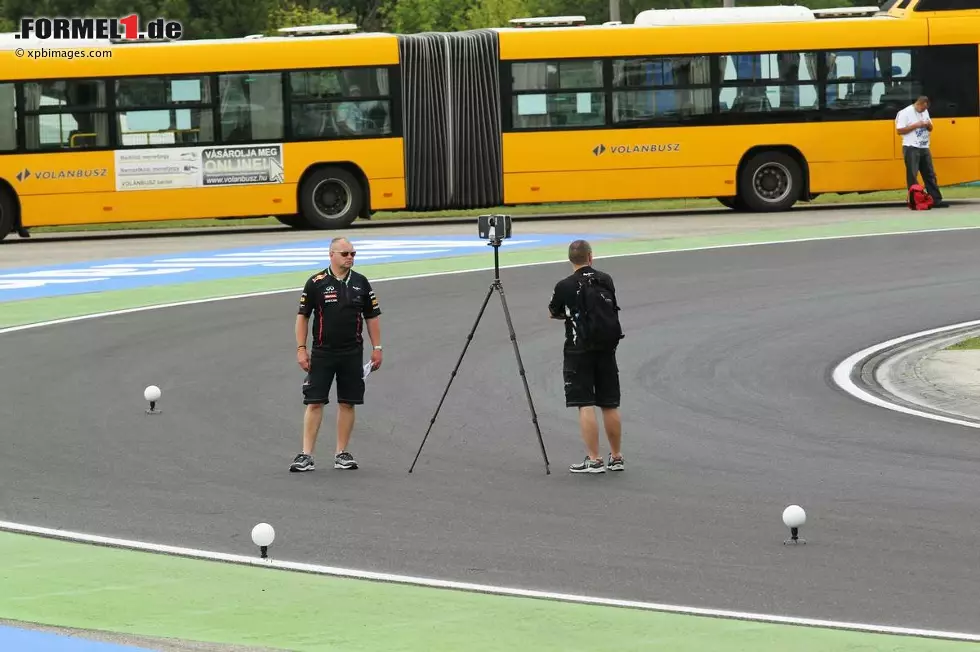 Red Bull überlässt nichts dem Zufall: Techniker nehmen bereits vor dem Wochenende Sensormessungen vor, um nicht vom neuen Asphalt in der letzten Kurve überrascht zu werden. Foto zur News: Red Bull überlässt nichts dem Zufall: Techniker nehmen bereits vor dem Wochenende Sensormessungen vor, um nicht vom neuen Asphalt in der letzten Kurve überrascht zu werden.