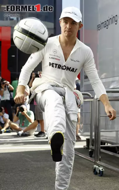 Nico Rosberg und König Fußball sind weiterhin ein Herz und eine Seele, auch wenn die Nazionale Piloti diesmal nicht gekickt haben. Foto zur News: Nico Rosberg und König Fußball sind weiterhin ein Herz und eine Seele, auch wenn die Nazionale Piloti diesmal nicht gekickt haben.