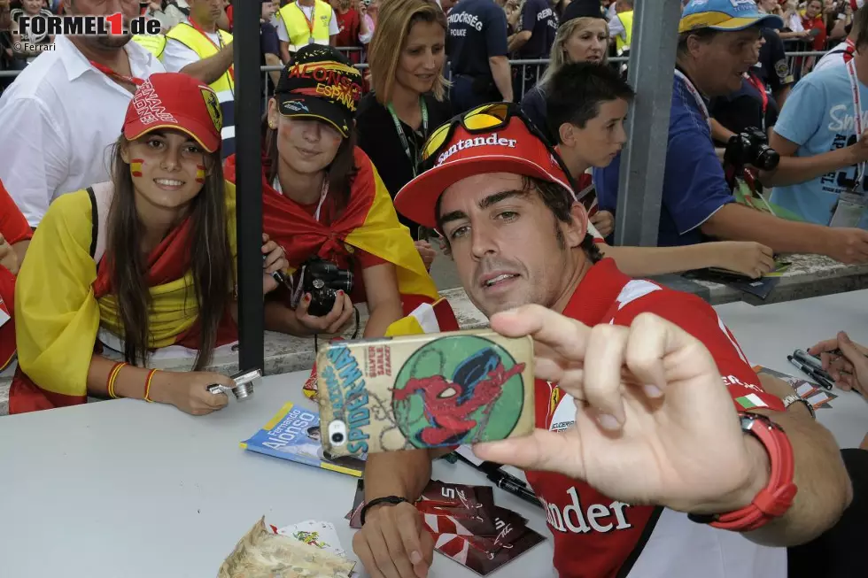 Für das Fotoalbum: Fernando Alonso beschert diesen Fans einen unvergesslichen Handy-Schnappschuss. Foto zur News: Für das Fotoalbum: Fernando Alonso beschert diesen Fans einen unvergesslichen Handy-Schnappschuss.