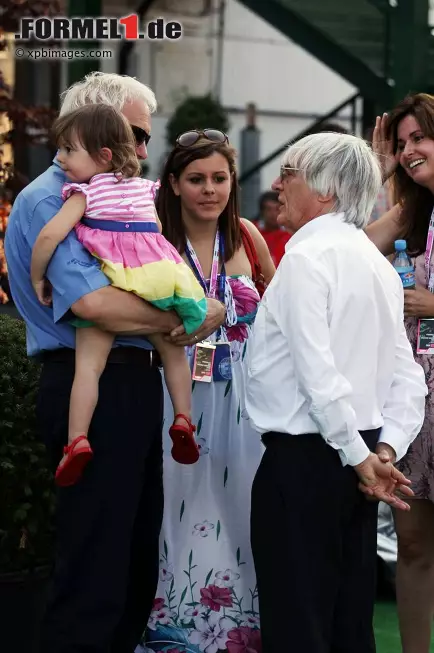 Alte Freunde aus gemeinsamen Brabham-Tagen: FIA-Chefinspektor Charlie Whiting mit Familie und Formel-1-Geschäftsführer Bernie Ecclestone. Foto zur News: Alte Freunde aus gemeinsamen Brabham-Tagen: FIA-Chefinspektor Charlie Whiting mit Familie und Formel-1-Geschäftsführer Bernie Ecclestone.