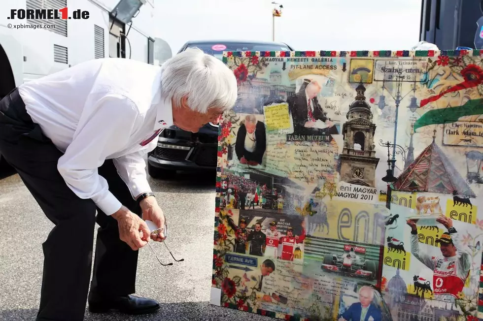 Franks Tochter sowie Promoter-Nachfolger Peter Gerstl versuchen, Bernie Ecclestone weiterhin bei Laune zu halten. Die Zufahrtstraße zum Hungaroring heißt "Bernie Avenue" und dem 81-jährigen wurde anlässlich seines Besuchs in Budapest eine speziell angefertigte Collage von Künstler Mark Dickens geschenkt. Foto zur News: Franks Tochter sowie Promoter-Nachfolger Peter Gerstl versuchen, Bernie Ecclestone weiterhin bei Laune zu halten. Die Zufahrtstraße zum Hungaroring heißt "Bernie Avenue" und dem 81-jährigen wurde anlässlich seines Besuchs in Budapest eine speziell angefertigte Collage von Künstler Mark Dickens geschenkt.