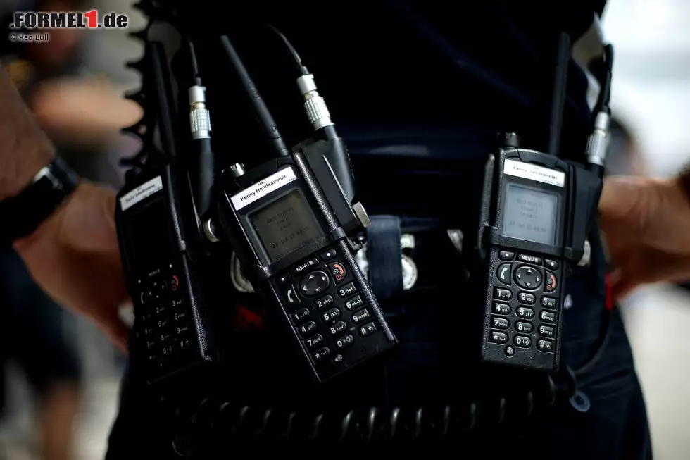 Welches Funkgerät darf's denn sein? Formel-1-Kommunikation kann manchmal ziemlich kompliziert sein... Foto zur News: Welches Funkgerät darf's denn sein? Formel-1-Kommunikation kann manchmal ziemlich kompliziert sein...