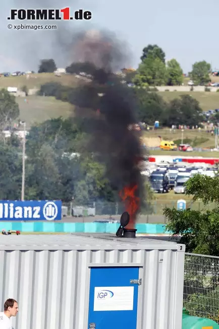 Löschwasser war notwendig, um dieses Feuer in einem Fotografen-Container zu bändigen. Ein Generator war in Flammen aufgegangen. Foto zur News: Löschwasser war notwendig, um dieses Feuer in einem Fotografen-Container zu bändigen. Ein Generator war in Flammen aufgegangen.