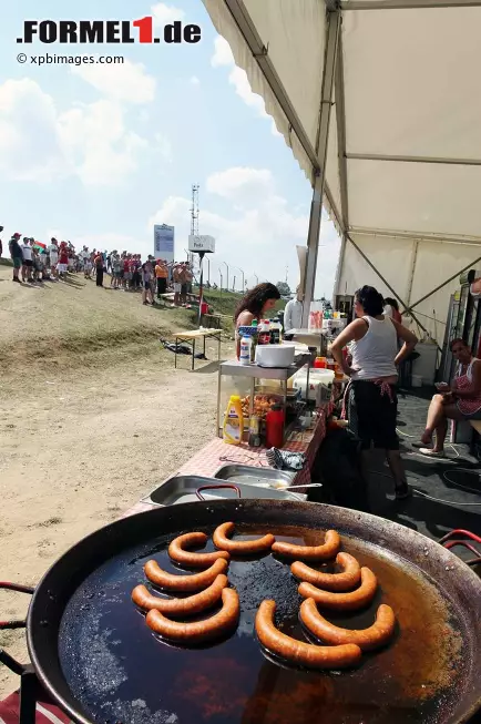 Aber man kann Feuer auch positiv nutzen, etwa am (von alkoholisierten Österreichern und Finnen dominierten) Campingplatz. Foto zur News: Aber man kann Feuer auch positiv nutzen, etwa am (von alkoholisierten Österreichern und Finnen dominierten) Campingplatz.