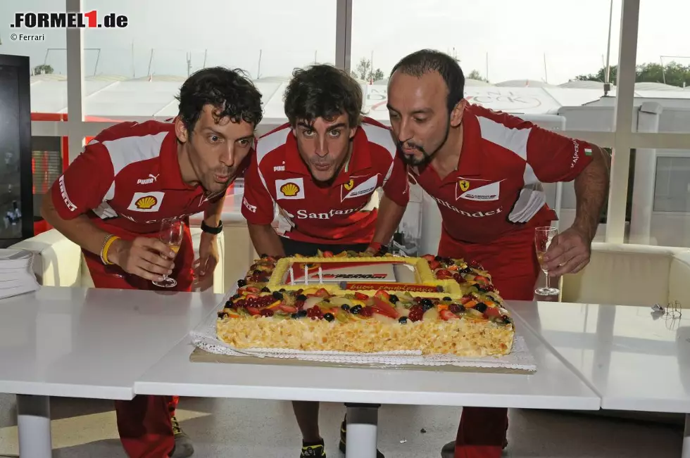 Happy Birthday, Fernando! Der WM-Leader schenkte sich zum 31. Geburtstag zwar keinen Sieg, baute aber seinen Punktevorsprung aus. Mit Alonso feierten auch die Elektronik-Spezialisten Francesco Cigarini (38) und Sergio Padovani (34). Foto zur News: Happy Birthday, Fernando! Der WM-Leader schenkte sich zum 31. Geburtstag zwar keinen Sieg, baute aber seinen Punktevorsprung aus. Mit Alonso feierten auch die Elektronik-Spezialisten Francesco Cigarini (38) und Sergio Padovani (34).