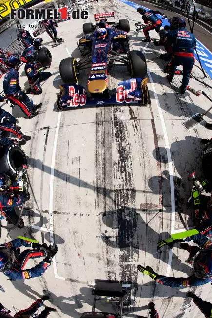 Präzision gefragt: Beim Boxenstopp von Jean-Eric Vergne arbeitet die Toro-Rosso-Crew perfekt. Foto zur News: Präzision gefragt: Beim Boxenstopp von Jean-Eric Vergne arbeitet die Toro-Rosso-Crew perfekt.