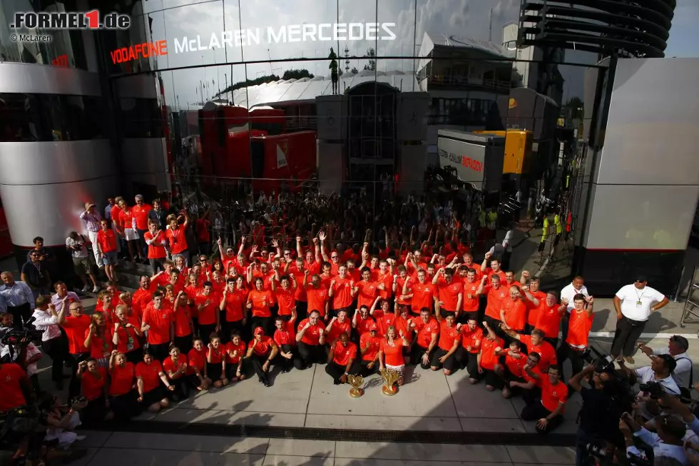 Foto zur News: McLaren bejubelt den Sieg in den traditionellen orangefarbenen T-Shirts. Im Hintergrund: das imposante Communications-Centre.