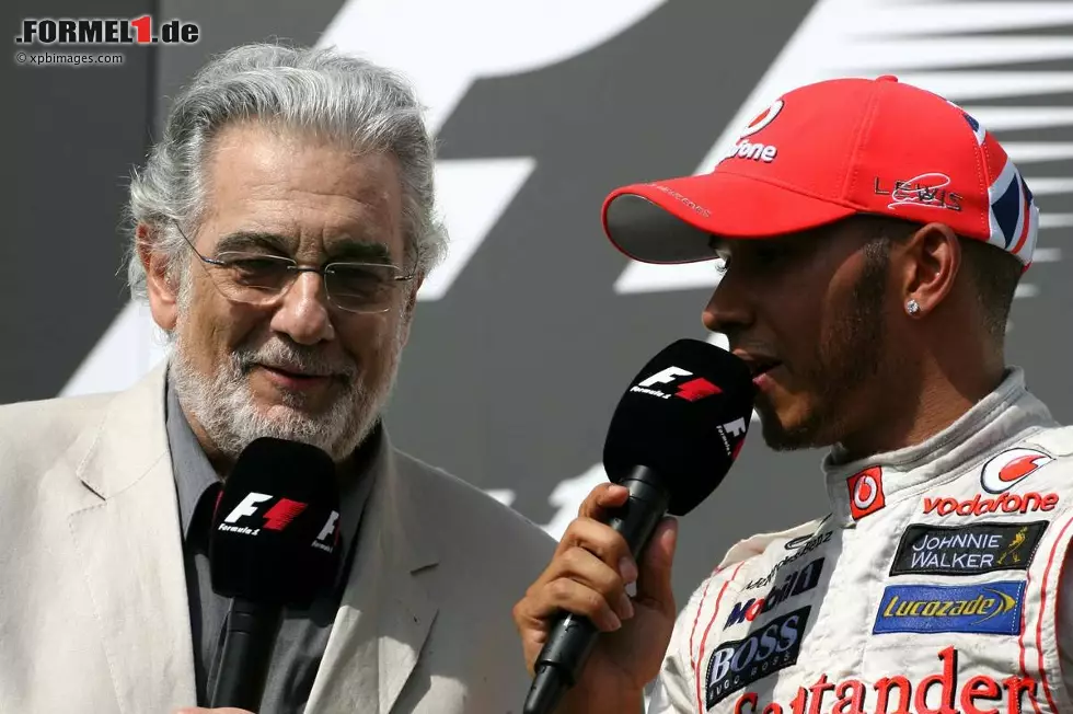 Prominenter Interviewer nach der Siegerehrung: Startenor Placido Domingo entlockt Lewis Hamilton die ersten Sätze nach dem Rennen. Das Podium-Interview ersetzt seit Silverstone die traditionelle TV-Pressekonferenz. Ein Bonus für die Zuschauer vor Ort. Foto zur News: Prominenter Interviewer nach der Siegerehrung: Startenor Placido Domingo entlockt Lewis Hamilton die ersten Sätze nach dem Rennen. Das Podium-Interview ersetzt seit Silverstone die traditionelle TV-Pressekonferenz. Ein Bonus für die Zuschauer vor Ort.