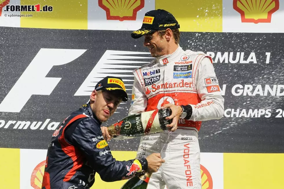 La Repubblica (Italien): "Spa, große Angst für Ferrari. Alonso riskiert sein Leben, bleibt aber unversehrt. Vettel ist der moralische Sieger dieses verrückten Rennens. Er ist der Pilot, der die meisten Vorteile von dem Unfall Alonsos hat. Er gewinnt an Punkten, seine Strategie ist die richtige - am Ende kann er den zweiten Platz erobern." Foto zur News: La Repubblica (Italien): "Spa, große Angst für Ferrari. Alonso riskiert sein Leben, bleibt aber unversehrt. Vettel ist der moralische Sieger dieses verrückten Rennens. Er ist der Pilot, der die meisten Vorteile von dem Unfall Alonsos hat. Er gewinnt an Punkten, seine Strategie ist die richtige - am Ende kann er den zweiten Platz erobern."