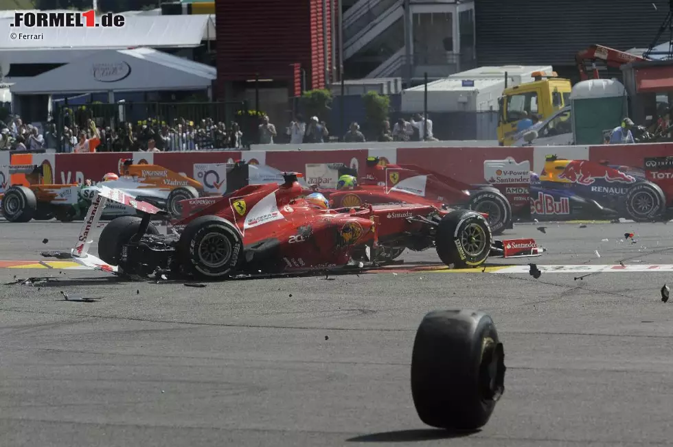 Corriere dello Sport (Italien): "Alonso-Schock. Der Spanier riskiert das Leben. Das ist Schuld des Franzosen Grosjean, der für Monza gesperrt worden ist. Vettel glaubt jetzt an die Möglichkeit, einen neuen WM-Titel zu gewinnen. Spa hat ihm bewiesen, dass alles möglich ist und dass der Kampf um den Titel noch offen ist." Foto zur News: Corriere dello Sport (Italien): "Alonso-Schock. Der Spanier riskiert das Leben. Das ist Schuld des Franzosen Grosjean, der für Monza gesperrt worden ist. Vettel glaubt jetzt an die Möglichkeit, einen neuen WM-Titel zu gewinnen. Spa hat ihm bewiesen, dass alles möglich ist und dass der Kampf um den Titel noch offen ist."