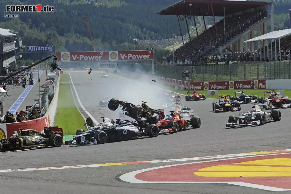 La Gazzetta dello Sport (Italien): "Vettel weiß, dass er sich mit seinem Auto etwas einfallen lassen muss, will er konkurrenzfähig bleiben. Er tut es mit Spaß. Er gewinnt Punkte im Konkurrenzkampf gegen Alonso und ist wieder im Rennen um den Titel. Alonso verlässt Spa ohne Punkte. Er hat schreckliche Momente erlebt, als ihm Grosjeans Auto praktisch über den Kopf geflogen ist. Ein Wunder hat ihn gerettet." Foto zur News: La Gazzetta dello Sport (Italien): "Vettel weiß, dass er sich mit seinem Auto etwas einfallen lassen muss, will er konkurrenzfähig bleiben. Er tut es mit Spaß. Er gewinnt Punkte im Konkurrenzkampf gegen Alonso und ist wieder im Rennen um den Titel. Alonso verlässt Spa ohne Punkte. Er hat schreckliche Momente erlebt, als ihm Grosjeans Auto praktisch über den Kopf geflogen ist. Ein Wunder hat ihn gerettet."