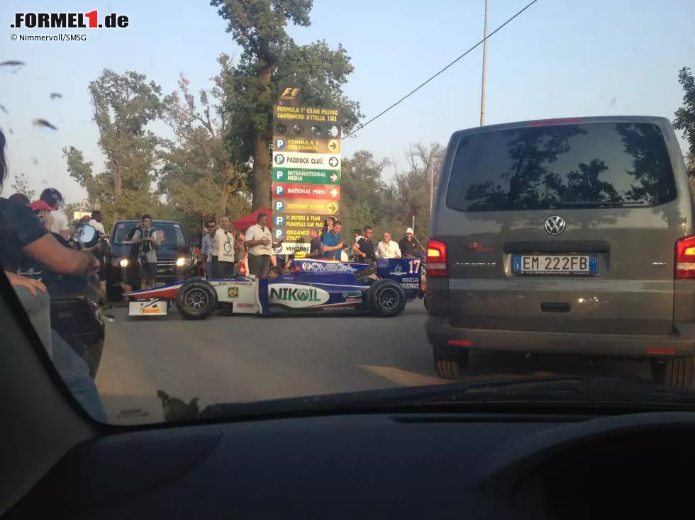 Verkehrsstau mal anders: Weil die GP2-Autos durch die vor dem Eingang wartenden Fans in den Paddock geschoben werden, muss auch die Motorsport-Total.com-Crew warten... Foto zur News: Verkehrsstau mal anders: Weil die GP2-Autos durch die vor dem Eingang wartenden Fans in den Paddock geschoben werden, muss auch die Motorsport-Total.com-Crew warten...