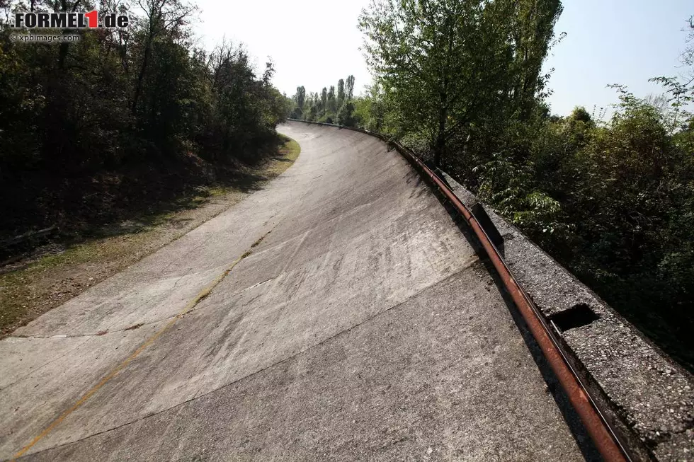 Bei einem Rundgang durch den legendären Parco di Monza inmitten der malerischen Stadt spürt man jahrzehntelange Formel-1-Geschichte - am allermeisten bei den Überresten der alten Steilkurve, die immer noch erhalten ist, auch wenn sie von der Zeit mehr und mehr zerfressen wird. Foto zur News: Bei einem Rundgang durch den legendären Parco di Monza inmitten der malerischen Stadt spürt man jahrzehntelange Formel-1-Geschichte - am allermeisten bei den Überresten der alten Steilkurve, die immer noch erhalten ist, auch wenn sie von der Zeit mehr und mehr zerfressen wird.