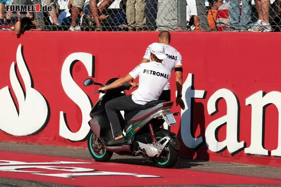 Nico Rosberg bereitet sich lieber praxisnah auf das Wochenende vor, dreht mit seinem Coach Daniel Schlösser eine Runde auf dem Scooter - und nimmt das Autodromo Nazionale di Monza genauer unter die Lupe als jeder andere Fahrer, wie dieser Schnappschuss vermuten lässt. Foto zur News: Nico Rosberg bereitet sich lieber praxisnah auf das Wochenende vor, dreht mit seinem Coach Daniel Schlösser eine Runde auf dem Scooter - und nimmt das Autodromo Nazionale di Monza genauer unter die Lupe als jeder andere Fahrer, wie dieser Schnappschuss vermuten lässt.