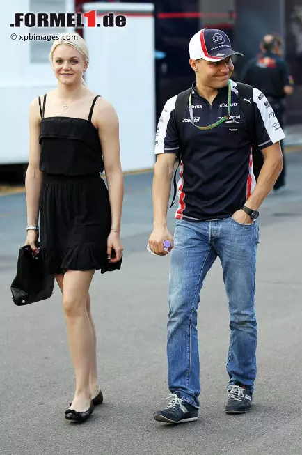 ... während im Paddock die Freundinnen/Ehefrauen vorgeführt werden: Williams-Testfahrer Valtteri Bottas mit Olympia-Schwimmerin Emilia Pikkarainen. Foto zur News: ... während im Paddock die Freundinnen/Ehefrauen vorgeführt werden: Williams-Testfahrer Valtteri Bottas mit Olympia-Schwimmerin Emilia Pikkarainen.