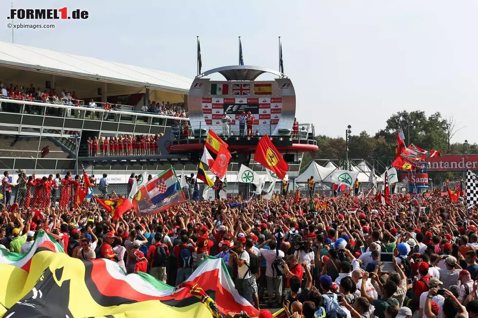 Foto zur News: ... und so sah es für die Fans von unten aus.