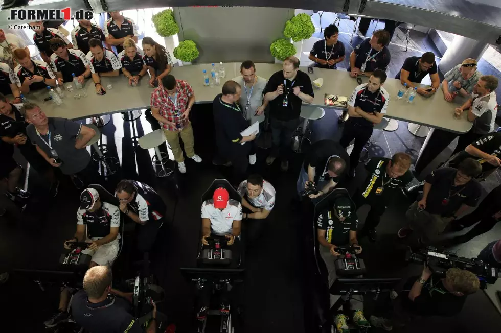 Warmup mit dem neuen Formel-1-Videospiel auf dem Simulator. Bruno Senna, Lewis Hamilton und Heikki Kovalainen traten (jeweils verstärkt durch ihren Renningenieur) gegeneinander an. Wer das F1-2012-Showrace gewonnen hat, entzieht sich leider unserer Kenntnis. Foto zur News: Warmup mit dem neuen Formel-1-Videospiel auf dem Simulator. Bruno Senna, Lewis Hamilton und Heikki Kovalainen traten (jeweils verstärkt durch ihren Renningenieur) gegeneinander an. Wer das F1-2012-Showrace gewonnen hat, entzieht sich leider unserer Kenntnis.