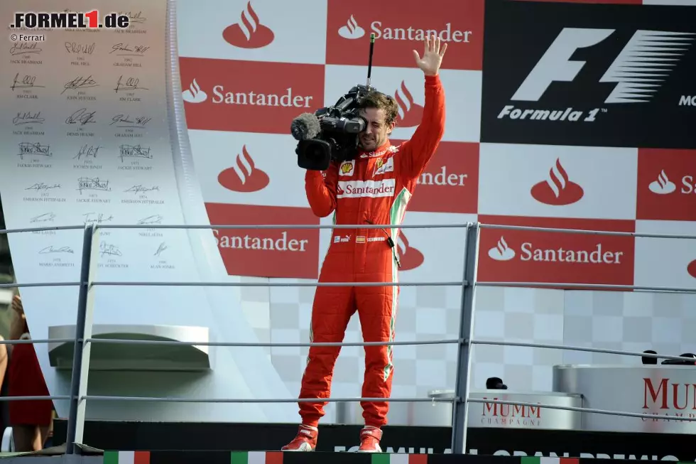 Und Fernando Alonso lässt es sich nicht nehmen, die Gänsehaut-Stimmung höchstpersönlich mit einer TV-Kamera einzufangen. Foto zur News: Und Fernando Alonso lässt es sich nicht nehmen, die Gänsehaut-Stimmung höchstpersönlich mit einer TV-Kamera einzufangen.