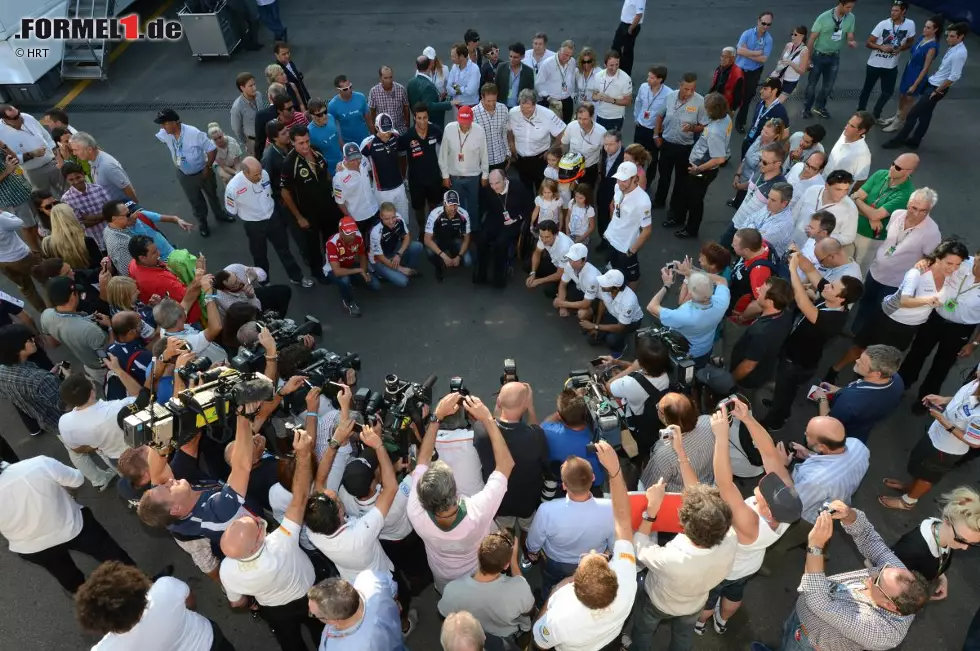 Pedro de la Rosa feierte indes seine 100. Grand-Prix-Teilnahme - und das halbe Fahrerlager gratulierte. Darunter auch Formel-1-Größen wie FIA-Präsident Jean Todt, Niki Lauda, Frank Williams und Jean Alesi. Foto zur News: Pedro de la Rosa feierte indes seine 100. Grand-Prix-Teilnahme - und das halbe Fahrerlager gratulierte. Darunter auch Formel-1-Größen wie FIA-Präsident Jean Todt, Niki Lauda, Frank Williams und Jean Alesi.