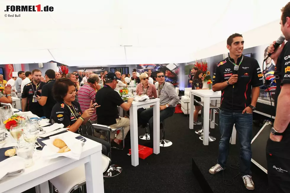 Nicht ganz billig, aber exklusiv: Wer für eines der begehrten Paddock-Club-Tickets mehr als 4.000 Euro hingeblättert hat, hatte nicht nur Gelegenheit, sich die Formel 1 von Insidern wie Sebastien Buemi erklären zu lassen, sondern schloss mit Geschäftspartnern auch den einen oder anderen Deal ab. Denn der Paddock-Club wird vor allem als millionenschwere B2B-Plattform gesehen. Foto zur News: Nicht ganz billig, aber exklusiv: Wer für eines der begehrten Paddock-Club-Tickets mehr als 4.000 Euro hingeblättert hat, hatte nicht nur Gelegenheit, sich die Formel 1 von Insidern wie Sebastien Buemi erklären zu lassen, sondern schloss mit Geschäftspartnern auch den einen oder anderen Deal ab. Denn der Paddock-Club wird vor allem als millionenschwere B2B-Plattform gesehen.