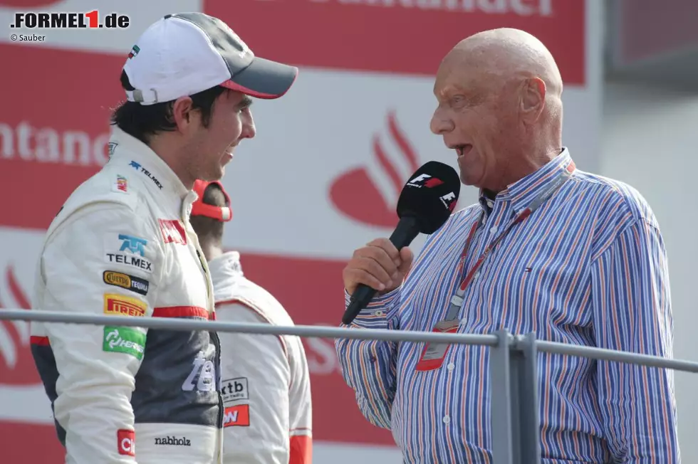 Niki Lauda, diesmal Interviewer auf dem Podium, zieht vor dem Sensations-Zweiten Sergio Perez den Hut. Pardon, die Kappe. Foto zur News: Niki Lauda, diesmal Interviewer auf dem Podium, zieht vor dem Sensations-Zweiten Sergio Perez den Hut. Pardon, die Kappe.