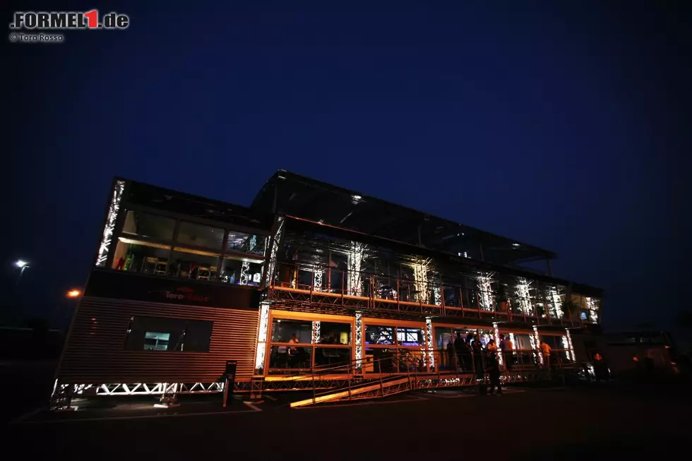 Energy-Station bei Nacht: Red Bulls Doppel-Motorhome ist immer noch die beliebteste Anlaufstelle für Journalisten und VIP-Gäste, auch wenn andere Teams inzwischen nachgezogen haben und ebenfalls kostenloses Catering für jedermann anbieten. Foto zur News: Energy-Station bei Nacht: Red Bulls Doppel-Motorhome ist immer noch die beliebteste Anlaufstelle für Journalisten und VIP-Gäste, auch wenn andere Teams inzwischen nachgezogen haben und ebenfalls kostenloses Catering für jedermann anbieten.