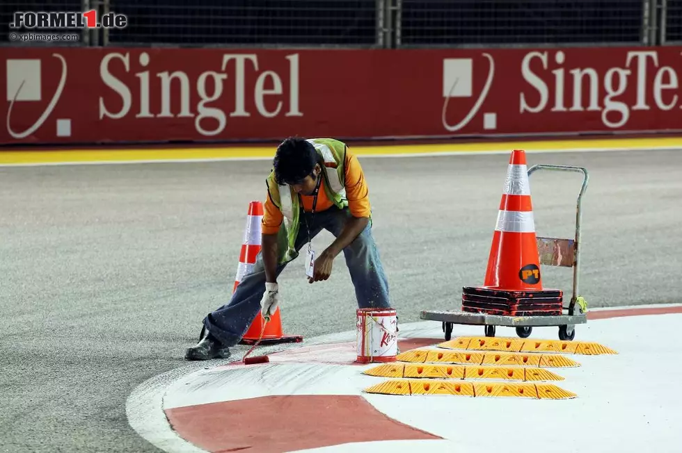 Aber nicht nur in Südkorea, sondern auch in Singapur dauern die Arbeiten an der Strecke gelegentlich bis am Donnerstag vor der Strecke an. Foto zur News: Aber nicht nur in Südkorea, sondern auch in Singapur dauern die Arbeiten an der Strecke gelegentlich bis am Donnerstag vor der Strecke an.